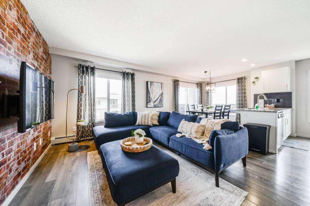 Bright Luxe Condo, Ac, Top Floor, King Bed, Balcony! Edmonton Eksteriør billede