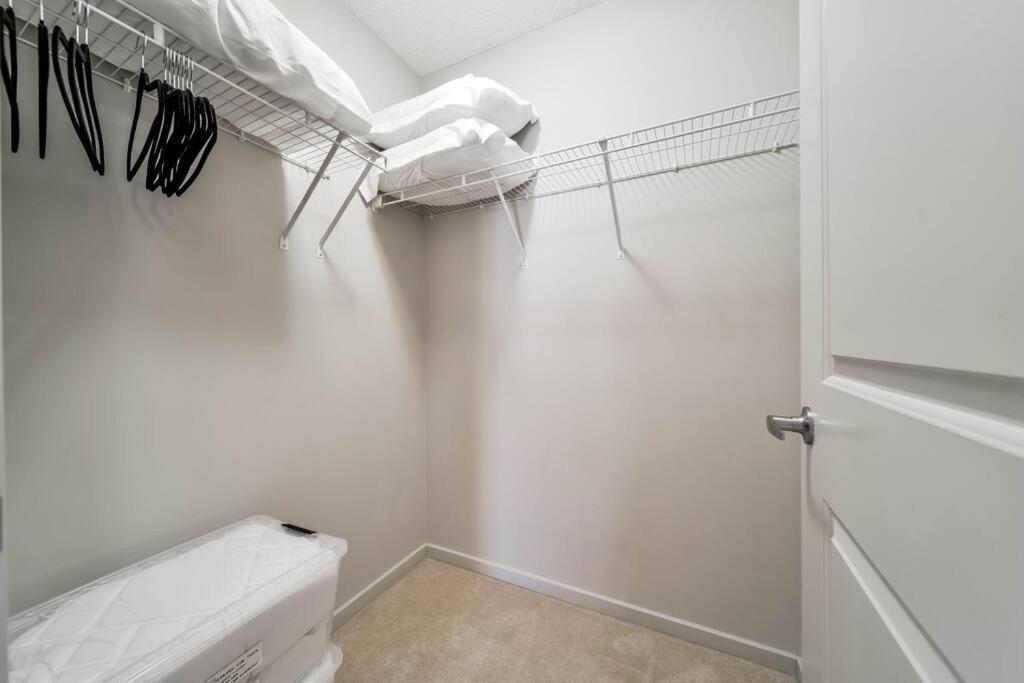 Bright Luxe Condo, Ac, Top Floor, King Bed, Balcony! Edmonton Eksteriør billede