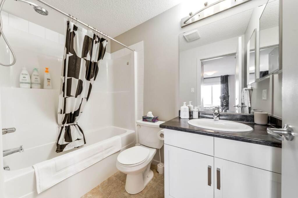 Bright Luxe Condo, Ac, Top Floor, King Bed, Balcony! Edmonton Eksteriør billede
