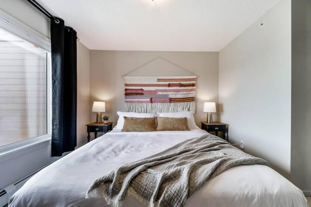 Bright Luxe Condo, Ac, Top Floor, King Bed, Balcony! Edmonton Eksteriør billede